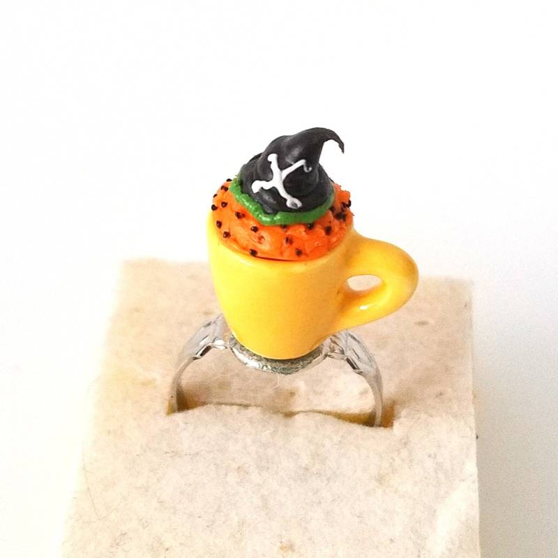 Miniatur Halloween Cupcake in Becher Hexenhut Ring Mit Verstellbarer Ringschiene, Essen Schmuck, Zubehör von qminishop