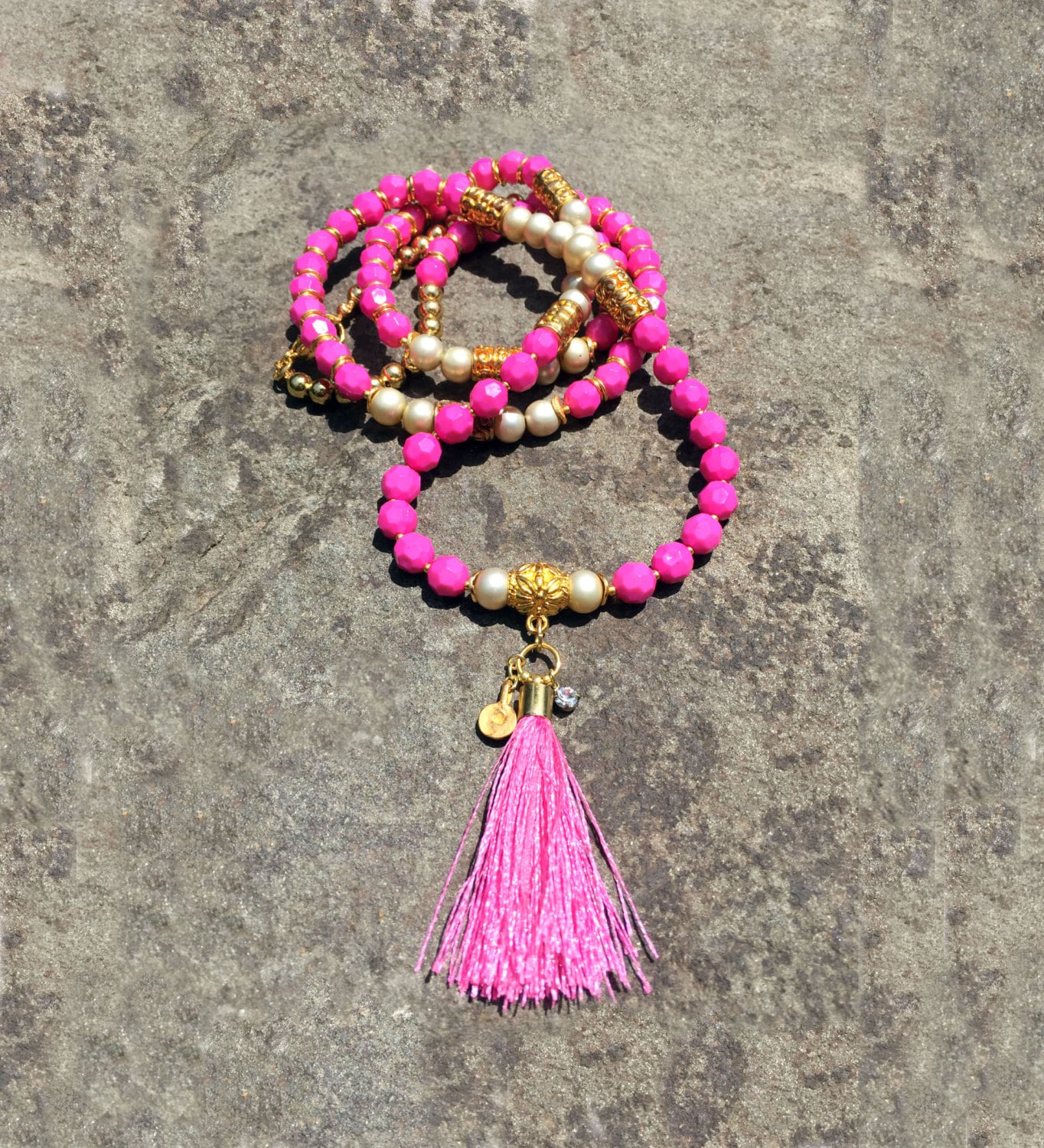 Boho Quaste Anhänger - Hübsche Rosa Perlen Pearlized Perlen Facettierten Harzperlen Mit Gold Metall-Hardware Boho Quaste Anhänger - Hübsche Rosa Perlen Pearlized Perlen Facettierten Harzperlen Mit Gold Metall-Hardware von quambydesigns