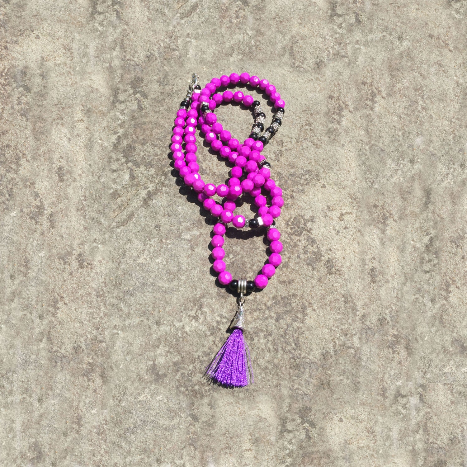 Boho Quaste Anhänger - Neon Pflaume Onyx Perlen Gegossen Pflaume Harz Mit Silber Metall Perlenkette Boho Quaste Anhänger - Neon Pflaume Onyx Perlen Gegossen Pflaume Harz Mit Silber Metall Perlenkette von quambydesigns