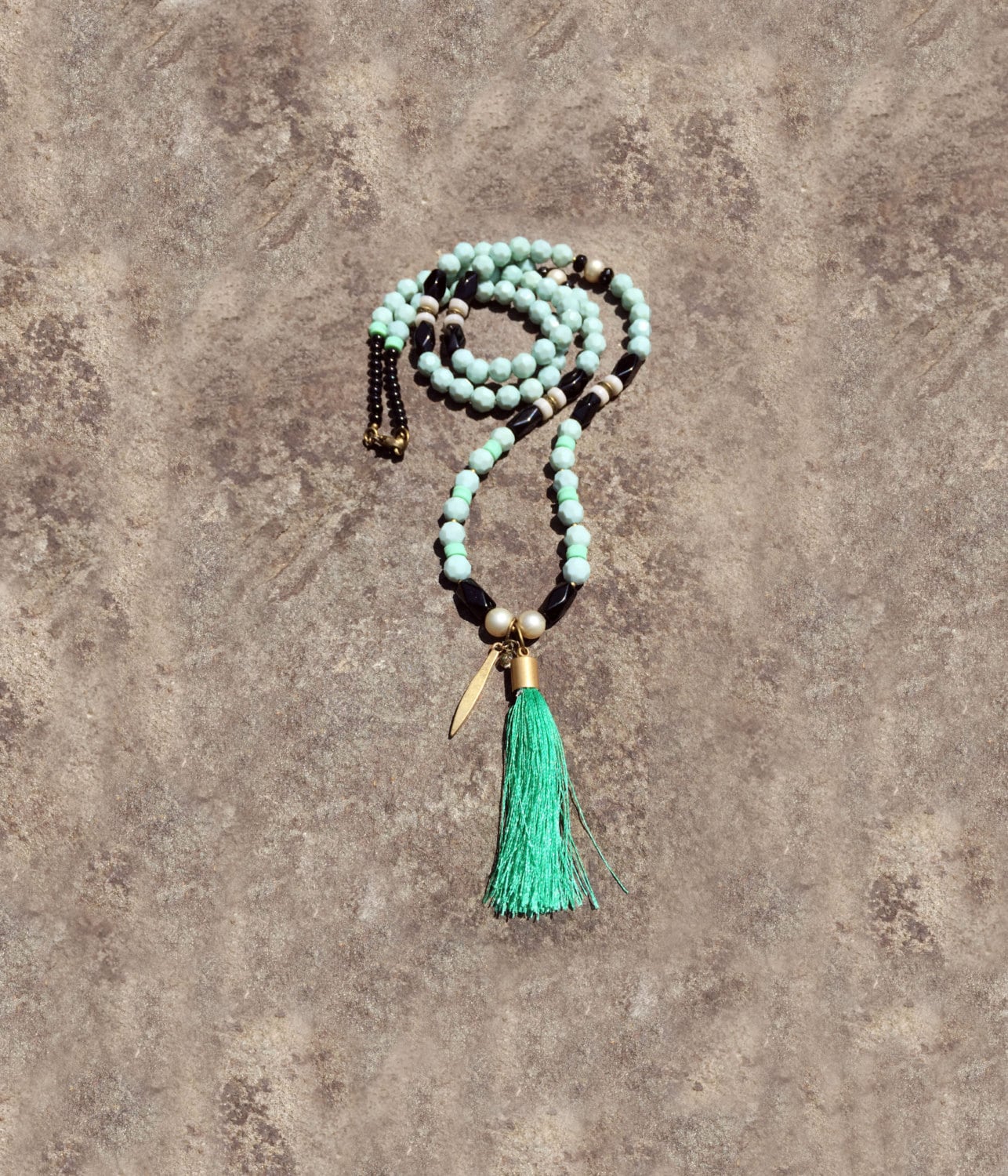 Boho Quaste Anhänger - Seladon Facettierten Onyx Rohr Perlen, Seladon Harz Mit Messing Charme Und Gegossen Metall Perlenkette Boho Quaste Anhänger - Seladon Facettierten Onyx Rohr Perlen, Seladon Harz Mit Messing Charme Und Gegossen Metall Perlenkette von quambydesigns