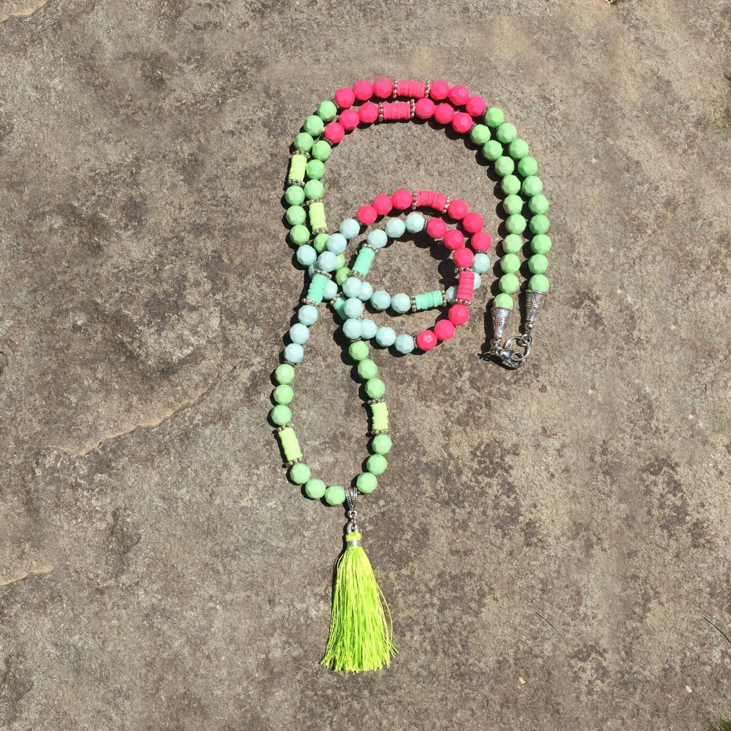 Boho Quaste Anhänger Tri - Farbe Pink, Blau Und Grün Mit Silber Metall-Hardware Boho Quaste Anhänger Tri - Farbe Pink, Blau Und Grün Mit Silber Metall-Hardware von quambydesigns