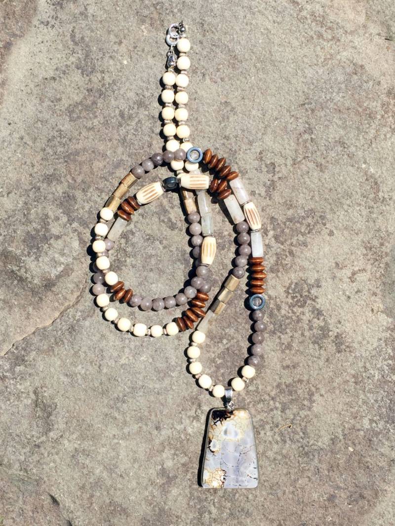 Die Mixtup Collection - Braunen Achat Anhänger Halskette Mit Holz, Horn, Pyrit, Mondstein, Knochen, Quarz Und Sterling Silber Die Mixtup Collection - Braunen Achat Anhänger Halskette Mit Holz, Horn, Pyrit, Mondstein, Knochen, Quarz Und Sterling Silber von quambydesigns