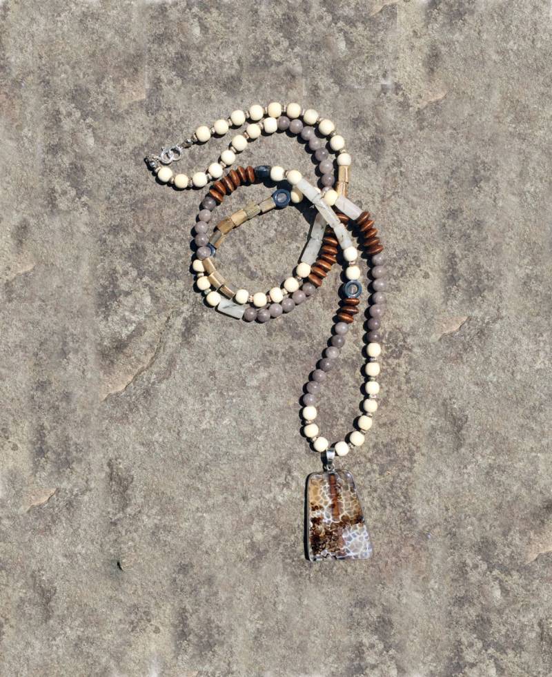 Die Mixtup Collection - Braunen Achat Anhänger Halskette Mit Holz, Horn, Pyrit, Mondstein, Knochen, Quarz Und Sterling Silber von quambydesigns