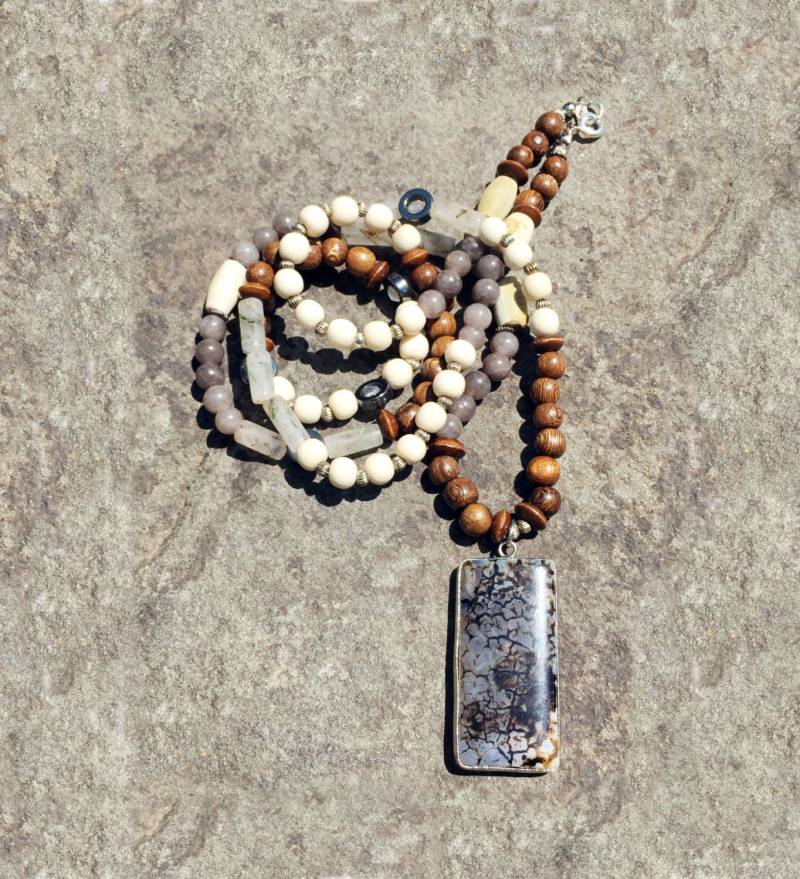 Die Mixtup Collection - Braunen Achat Anhänger Halskette Mit Holz, Horn, Pyrit, Mondstein, Knochen, Quarz Und Sterling Silber Die Mixtup Collection - Braunen Achat Anhänger Halskette Mit Holz, Horn, Pyrit, Mondstein, Knochen, Quarz Und Sterling Silber von quambydesigns