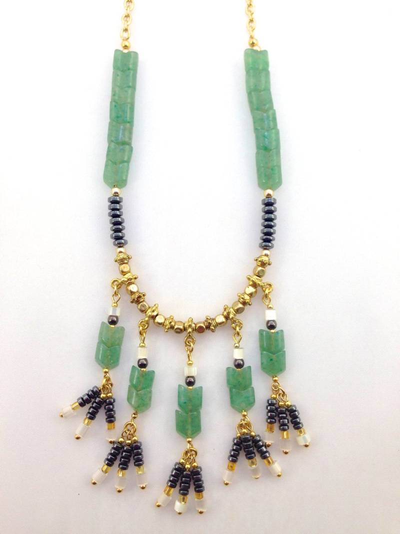 Grüne Jade Pfeil Kette Mit Pyrit, Messing Und Glasperlen Grüne Jade Pfeil Kette Mit Pyrit, Messing Und Glasperlen von quambydesigns