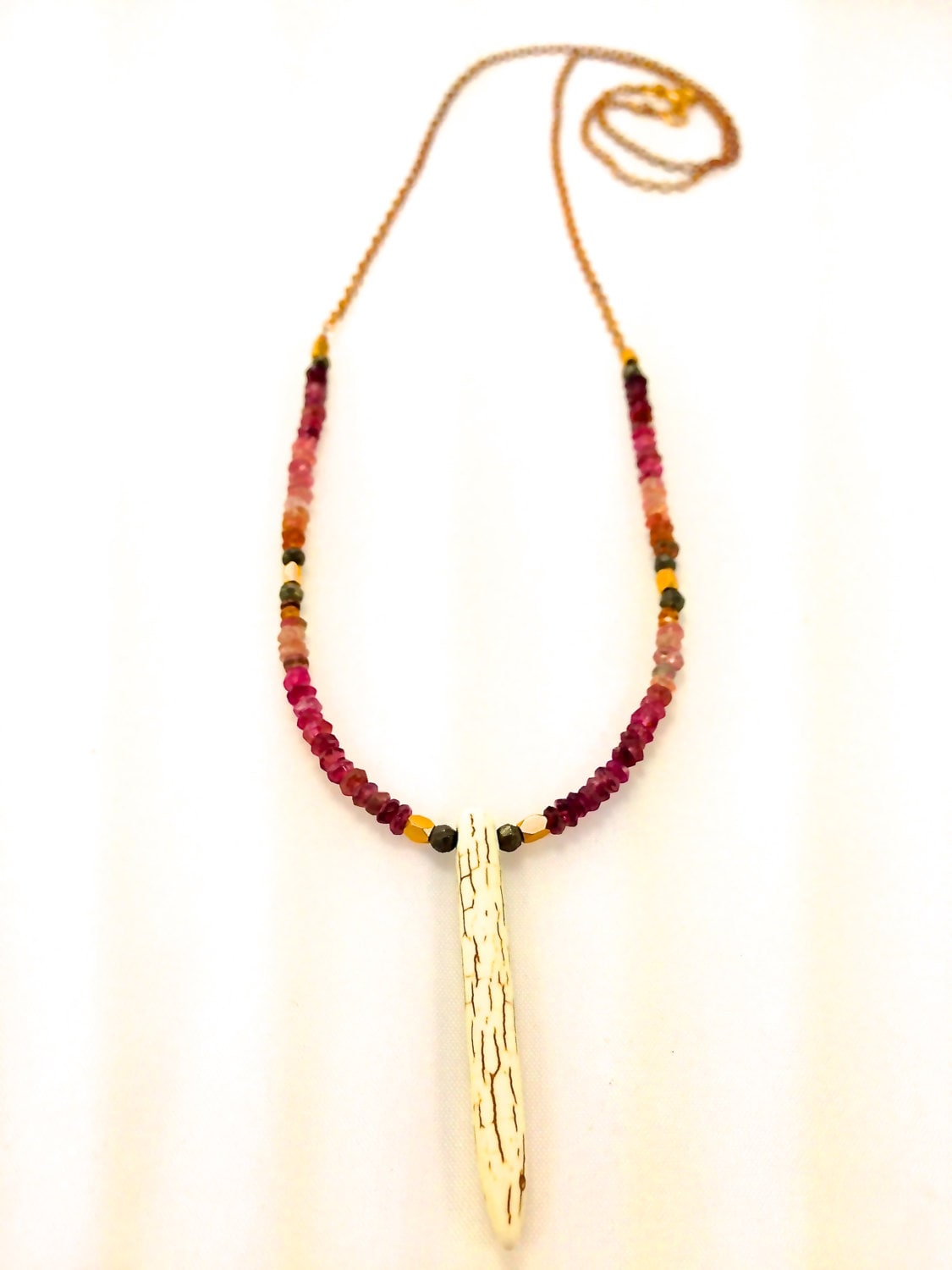 Pflaume & Rosa Granat, Pyrit Und Howlith Halskette Mit Perlen Facettiert Messing-Legierung Pflaume & Rosa Granat, Pyrit Und Howlith Halskette Mit Perlen Facettiert Messing-Legierung von quambydesigns