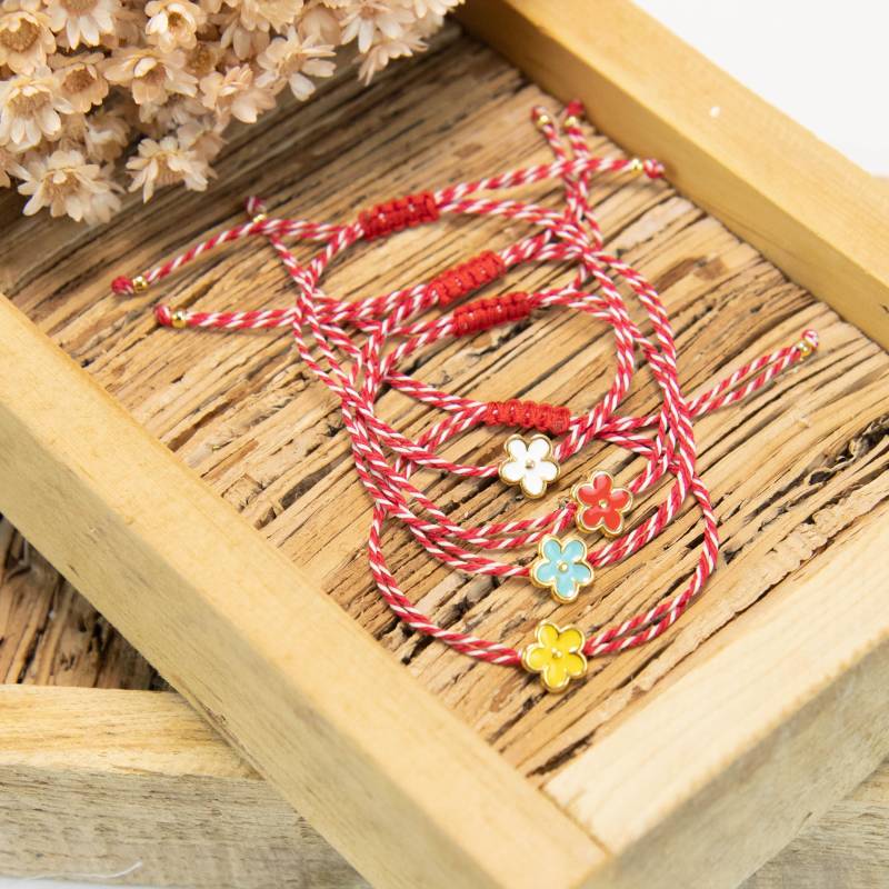 Gänseblümchen Armband-Martisor Armband-Martaki-Martis Armband-Rot Weiß Armband-Blumen Armband-Frühlings Armband-Rotes Armband von queserabags