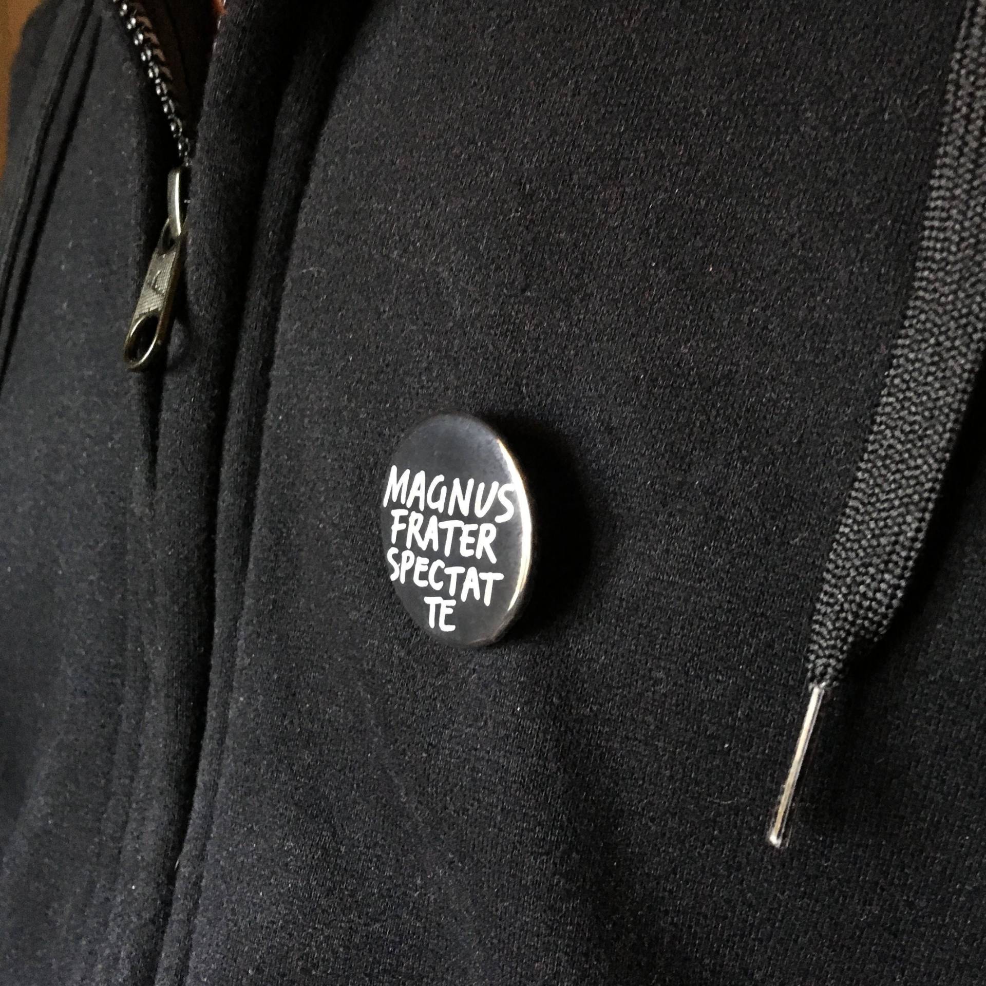 Badge 32mm ~ "Magnus Frater Spectat Te" Badge 32mm ~ "Magnus Frater Spectat Te" von quicom