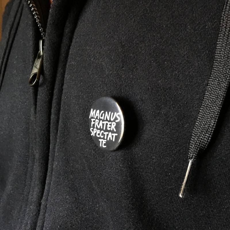 Badge 32mm ~ "Magnus Frater Spectat Te" Badge 32mm ~ "Magnus Frater Spectat Te" von quicom