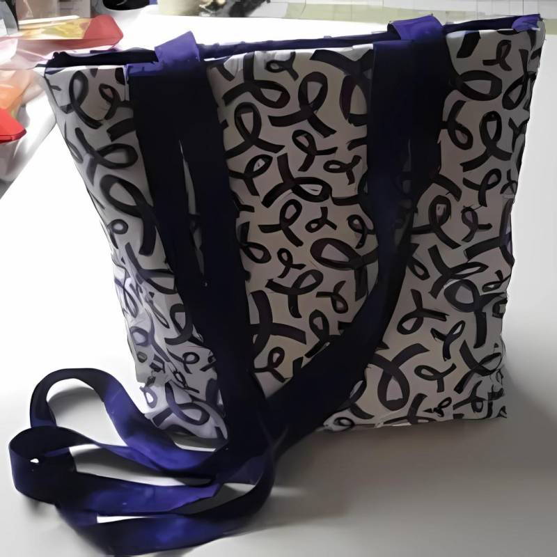 Lila Bänder Auf Weiß Hintergrund Tote Bag-Maschine Gequiltet Hand Gemacht Lila Bänder Auf Weiß Hintergrund Tote Bag-Maschine Gequiltet Hand Gemacht von quiltsbyps