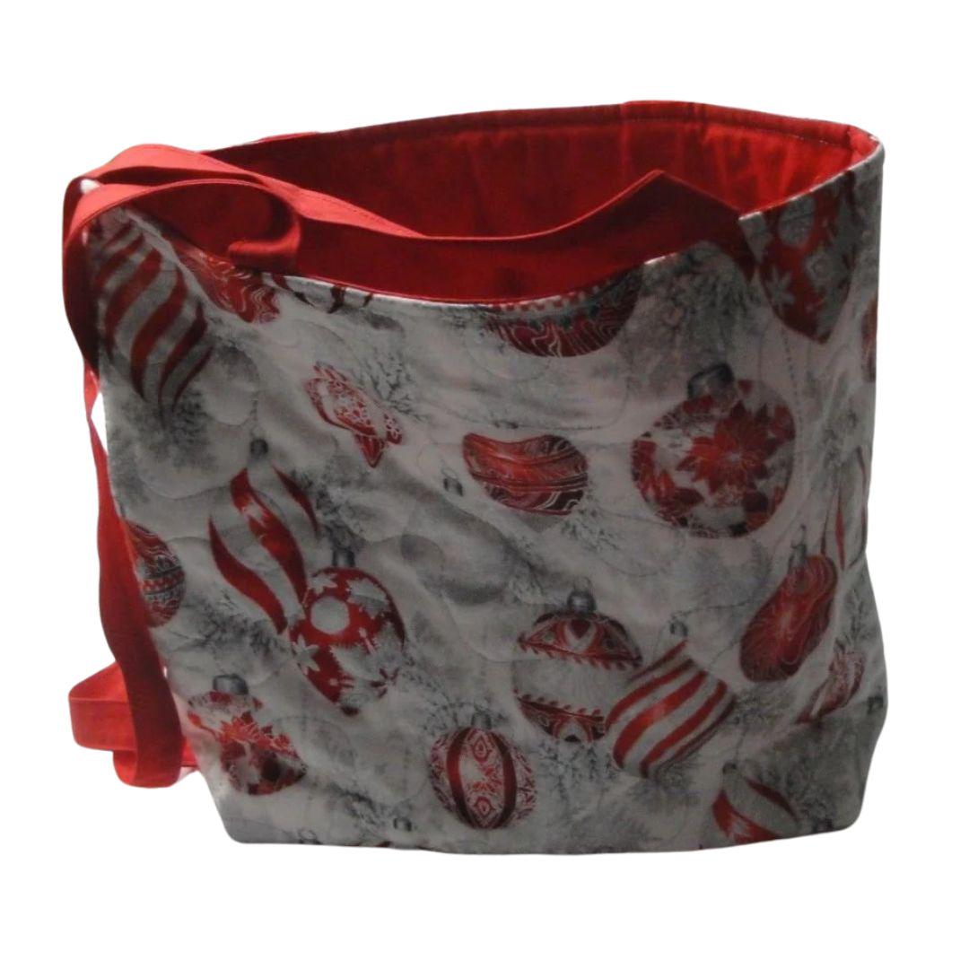 Rot Ornamente-Silber Hintergrund-Metallic Tragetasche-Maschine Gequiltet-Hand Made Rot Ornamente-Silber Hintergrund-Metallic Tragetasche-Maschine Gequiltet-Hand Made von quiltsbyps