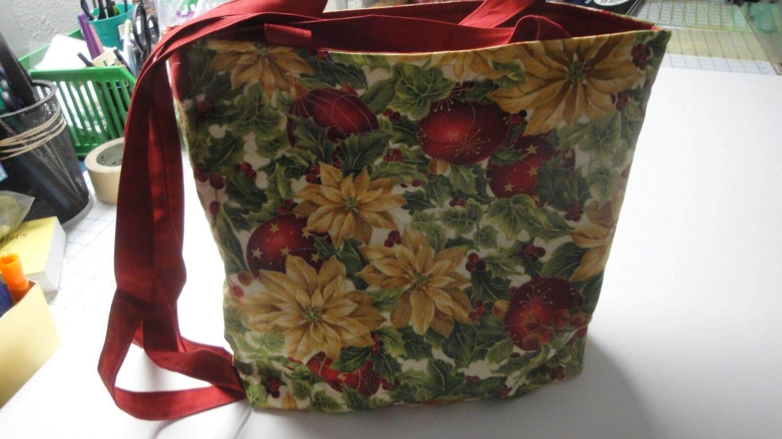 Weihnachtssterne & Rote Ornamente Weihnachtseinkaufstasche-Maschine Gequiltet Handgemacht Weihnachtssterne & Rote Ornamente Weihnachtseinkaufstasche-Maschine Gequiltet Handgemacht von quiltsbyps