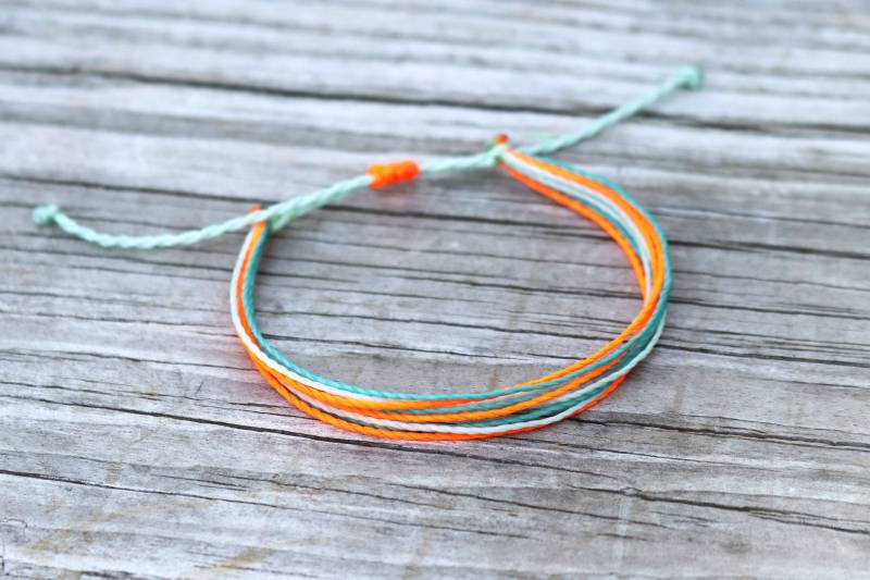 Benutzerdefinierte Multicolor String Armband/Buntes Wasserdichtes Stapeln Sommer Verstellbares Surfer Wählen Sie Ihre Farbe von qwelqwel