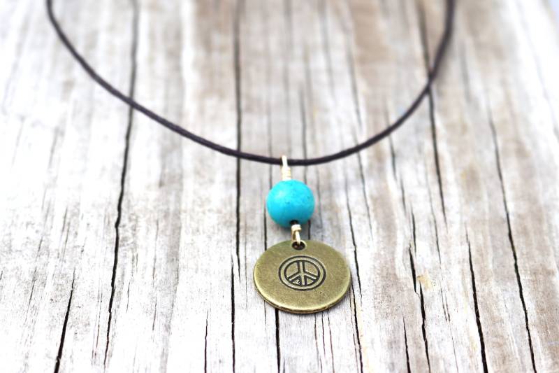 Peace Halskette // Unisex Zeichen Kette Herren Surfer Hippie Symbol Anhänger Sommer Geschenk Für Ihn von qwelqwel