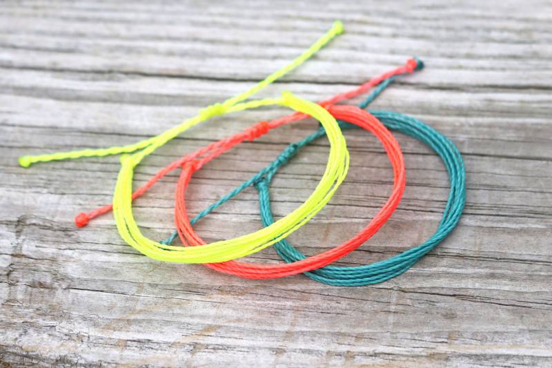 Solid Color String Armband // Verstellbares Wasserdichtes Unisex Surfer Boho Strand Wählen Sie Ihre Farbe von qwelqwel