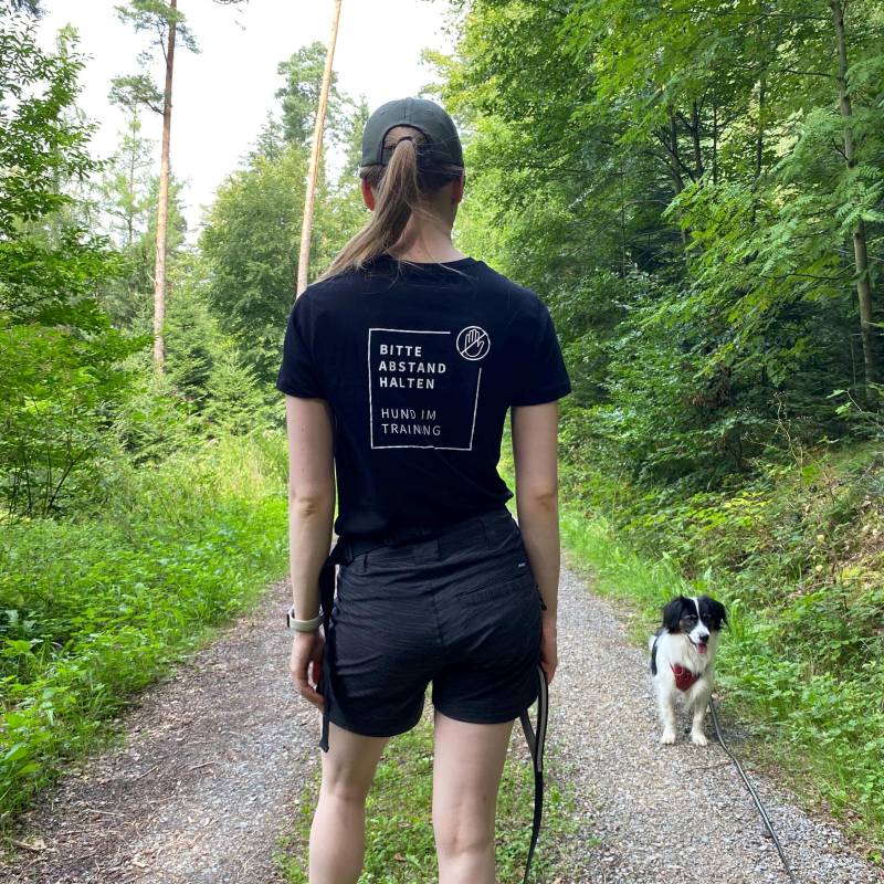 T-Shirt "Bitte Abstand Halten" - Hund Im Training | Angsthund Reaktiver Shirt Unisex Hundebesitzer von rabaukenglueck