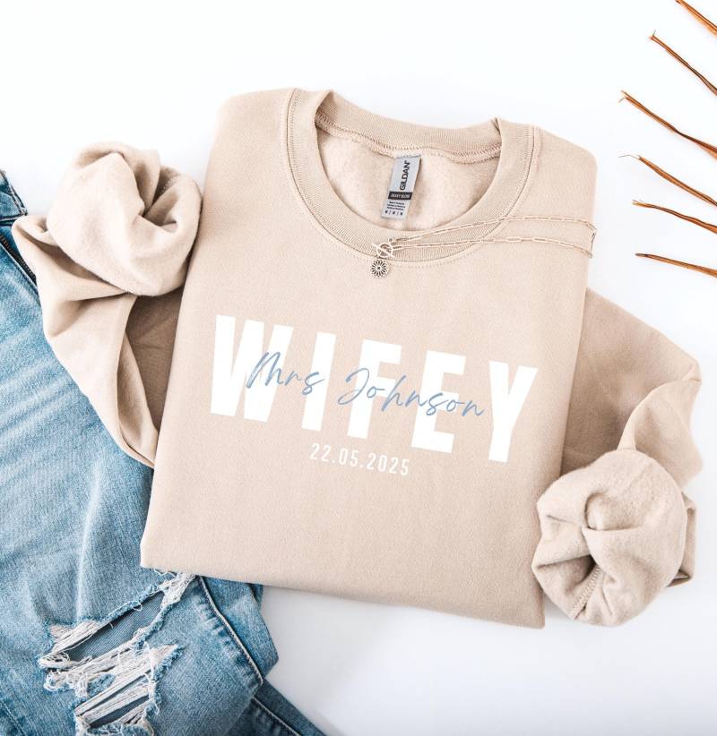 Wifey Sweater, Personalisierter Pullover, Hochzeit Sweater Mit Wunschnamen, Bride Geschenk, Braut Hoodie, Mrs von rabealisaDESIGN