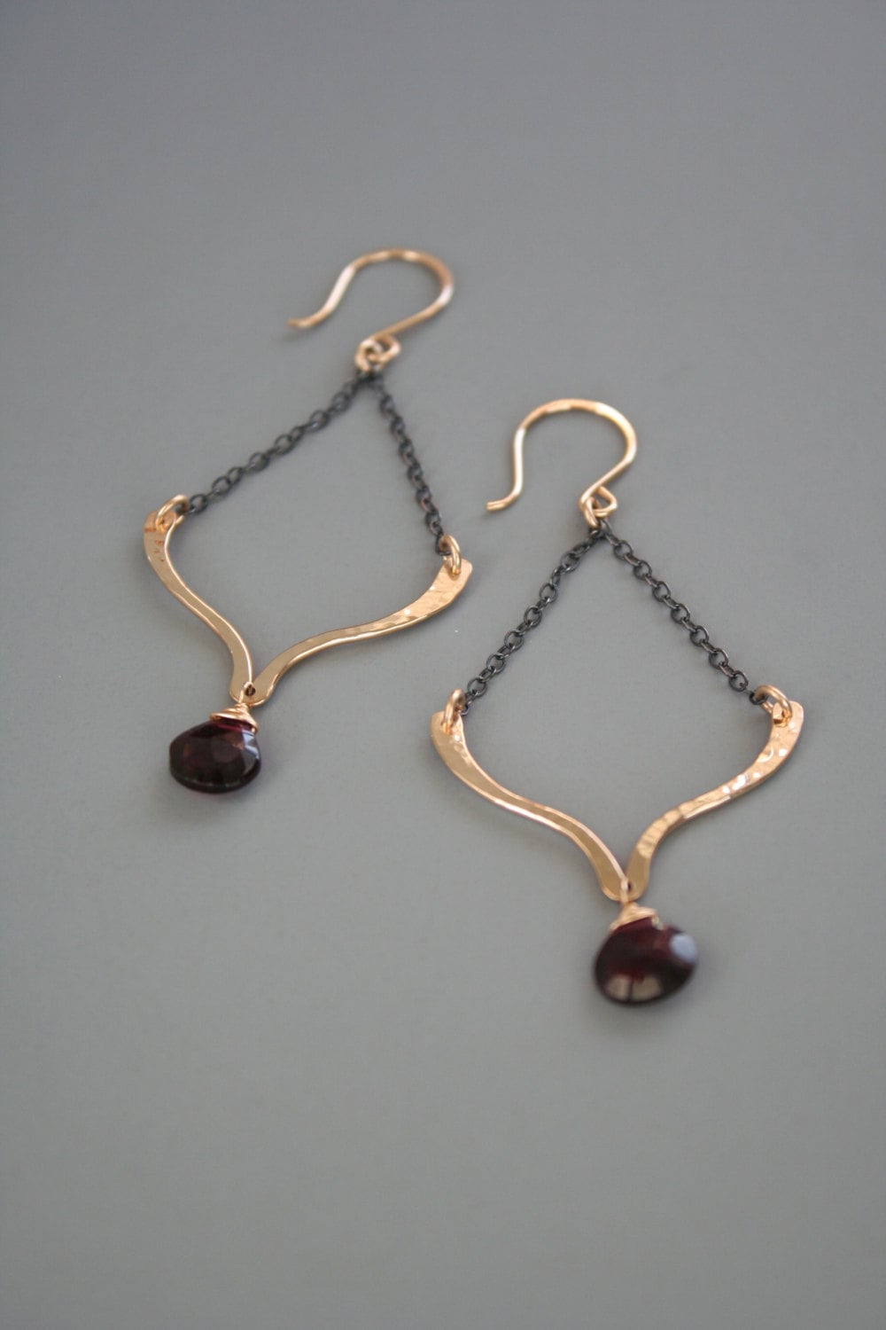 Gold Filled Und Oxidierte Sterling Silber Lotus Ohrringe Mit Roten Granat Edelsteinen, Rachel Wilder Handmade Jewelry von rachelwilder