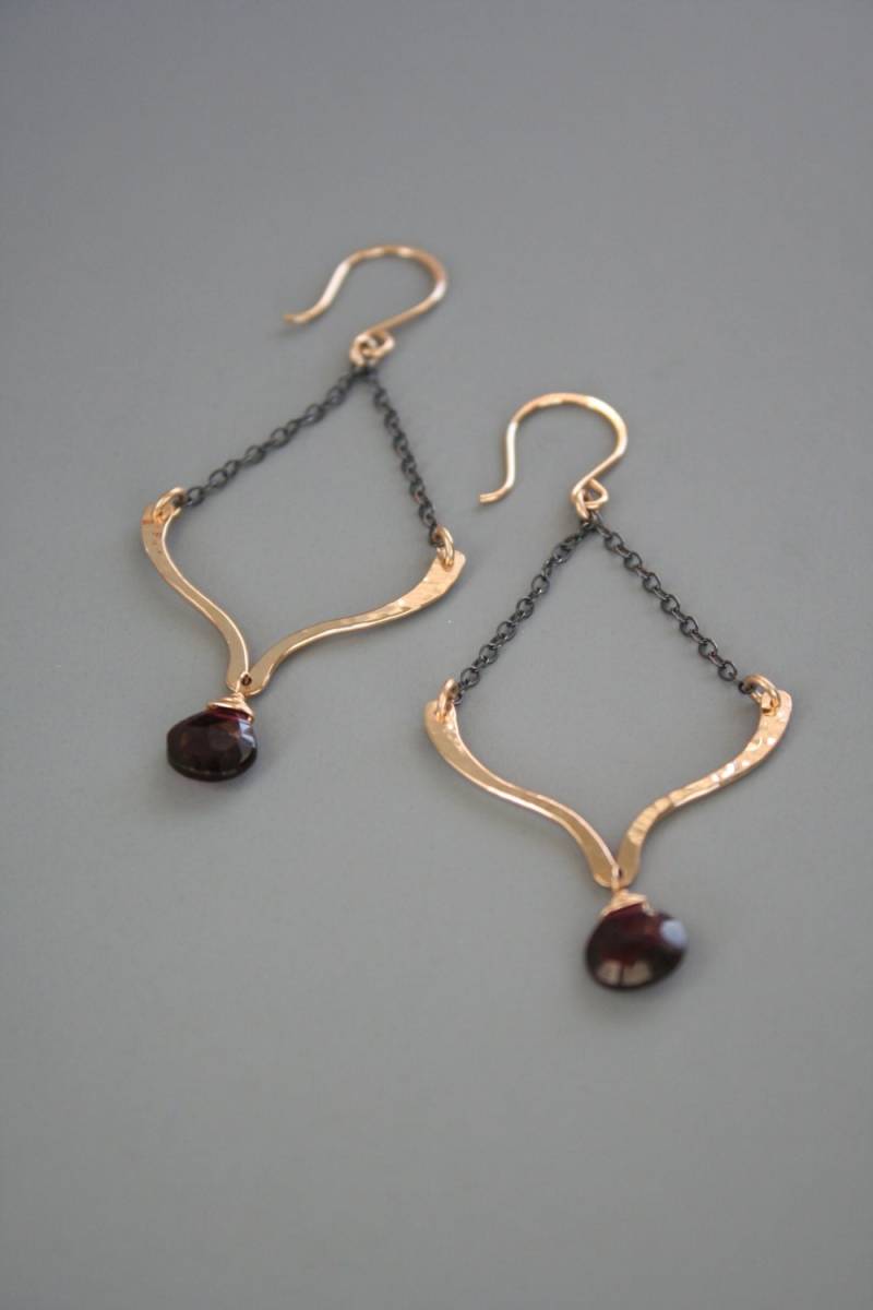 Gold Filled Und Oxidierte Sterling Silber Lotus Ohrringe Mit Roten Granat Edelsteinen, Rachel Wilder Handmade Jewelry Gold Filled Und Oxidierte Sterling Silber Lotus Ohrringe Mit Roten Granat Edelsteinen, Rachel Wilder Handmade Jewelry von rachelwilder