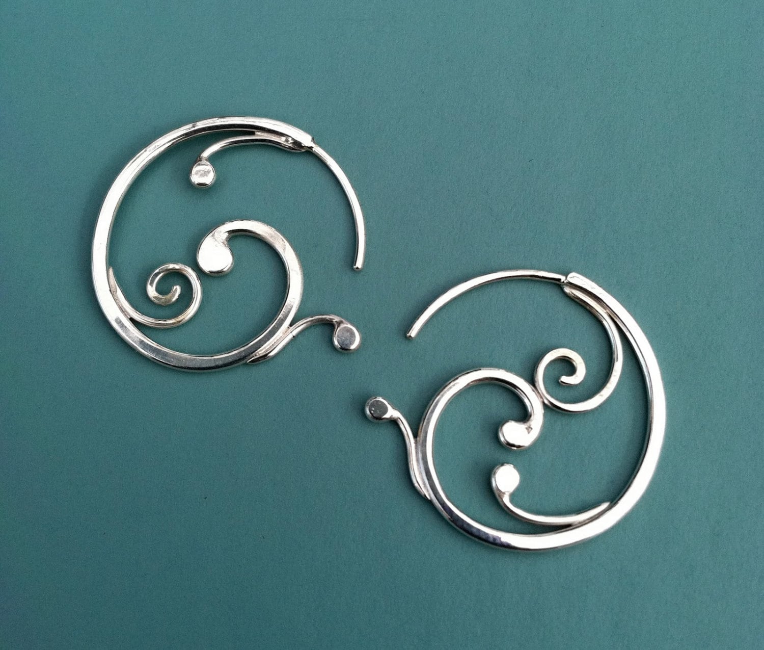 Kleine Spiralförmige Einfädler Ohrringe, Wirbelnde Weinrebe Sterling Silber Handgemachter Schmuck Von Rachel Wilder von rachelwilder