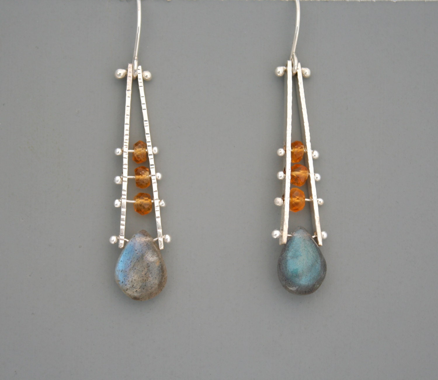 Labradorit Und Hessonit Granat Tropfen Ohrringe in Sterling Silber, Mit Nieten Besetzt, Rachel Wilder Handmade Jewelry von rachelwilder