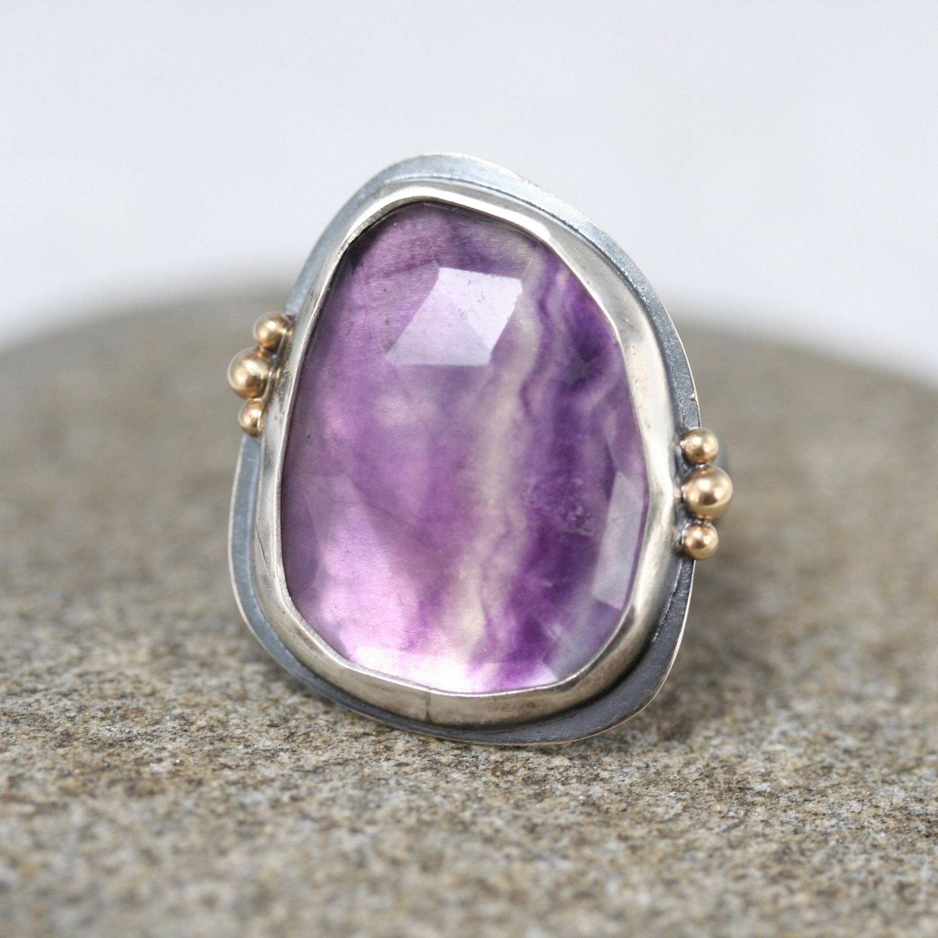 Lila Fluorit Ring, Rosenschliff Edelstein Cabochon Gebänderter Mit Gold Kugel Statement Rachel Wilder Handmade Jewelry von rachelwilder