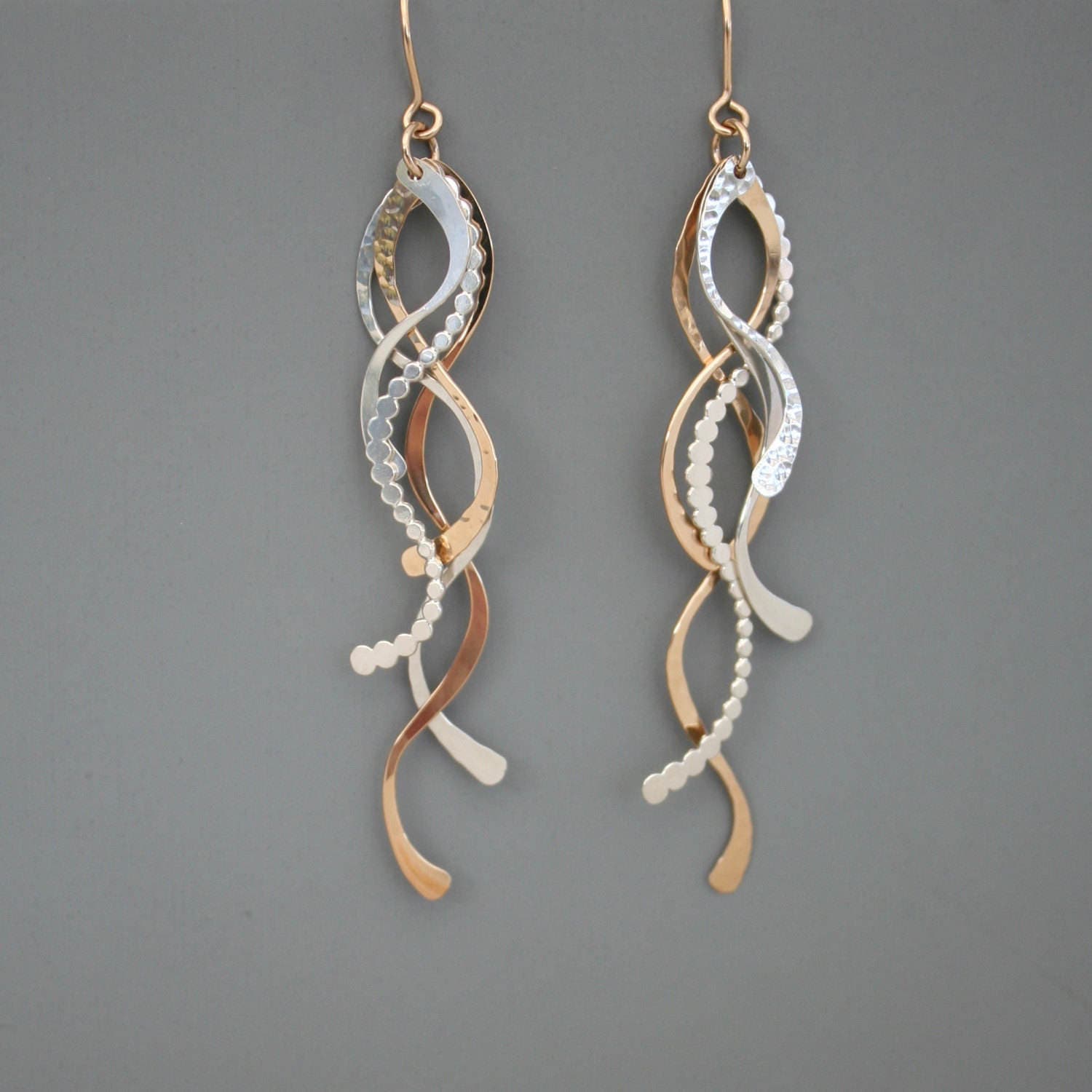 Mittellange Sterling Silber Und Gold Filled Feder Ohrringe, Rachel Wilder Handmade Jewelry von rachelwilder
