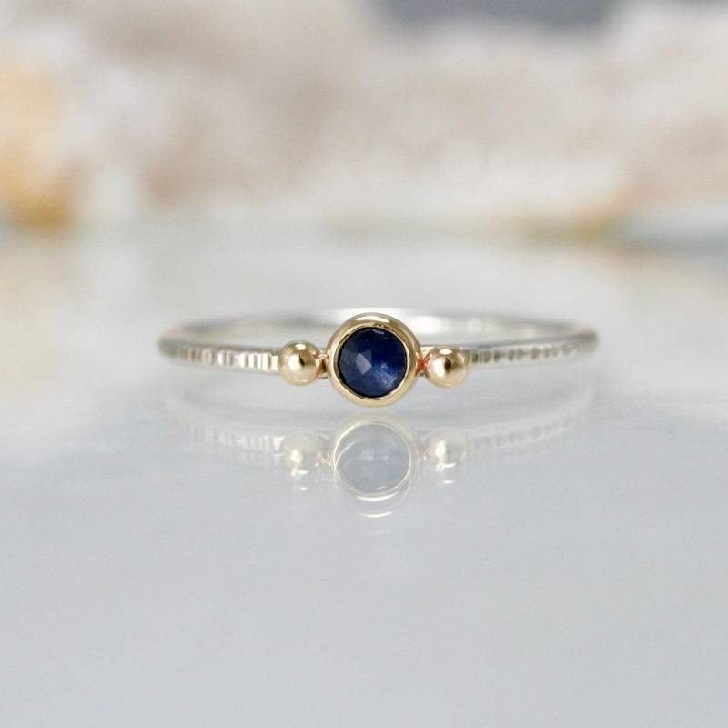 Rose Cut Saphir Stapelring, Gemischte Metallsteinring, Stapelring Aus Recyceltem Gold, Handgemachter Schmuck Von Rachel Wilder Rose Cut Saphir Stapelring, Gemischte Metallsteinring, Stapelring Aus Recyceltem Gold, Handgemachter Schmuck Von Rachel Wilder von rachelwilder