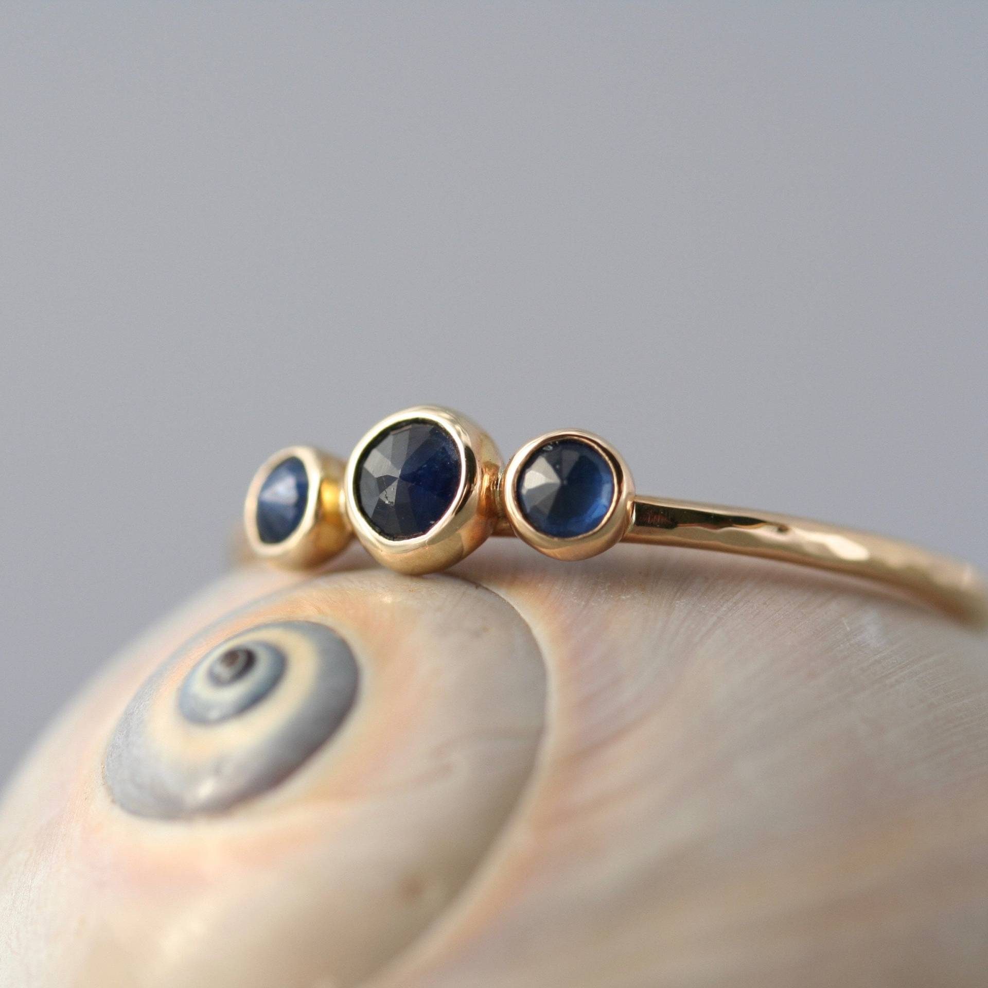 Saphir Mit Rosenschliff Stapelring, Denim Blue Saphir, Drei-Stein-Ring, Stapelring Recycling-Gold, Rachel Wilder Handmade Schmuck von rachelwilder
