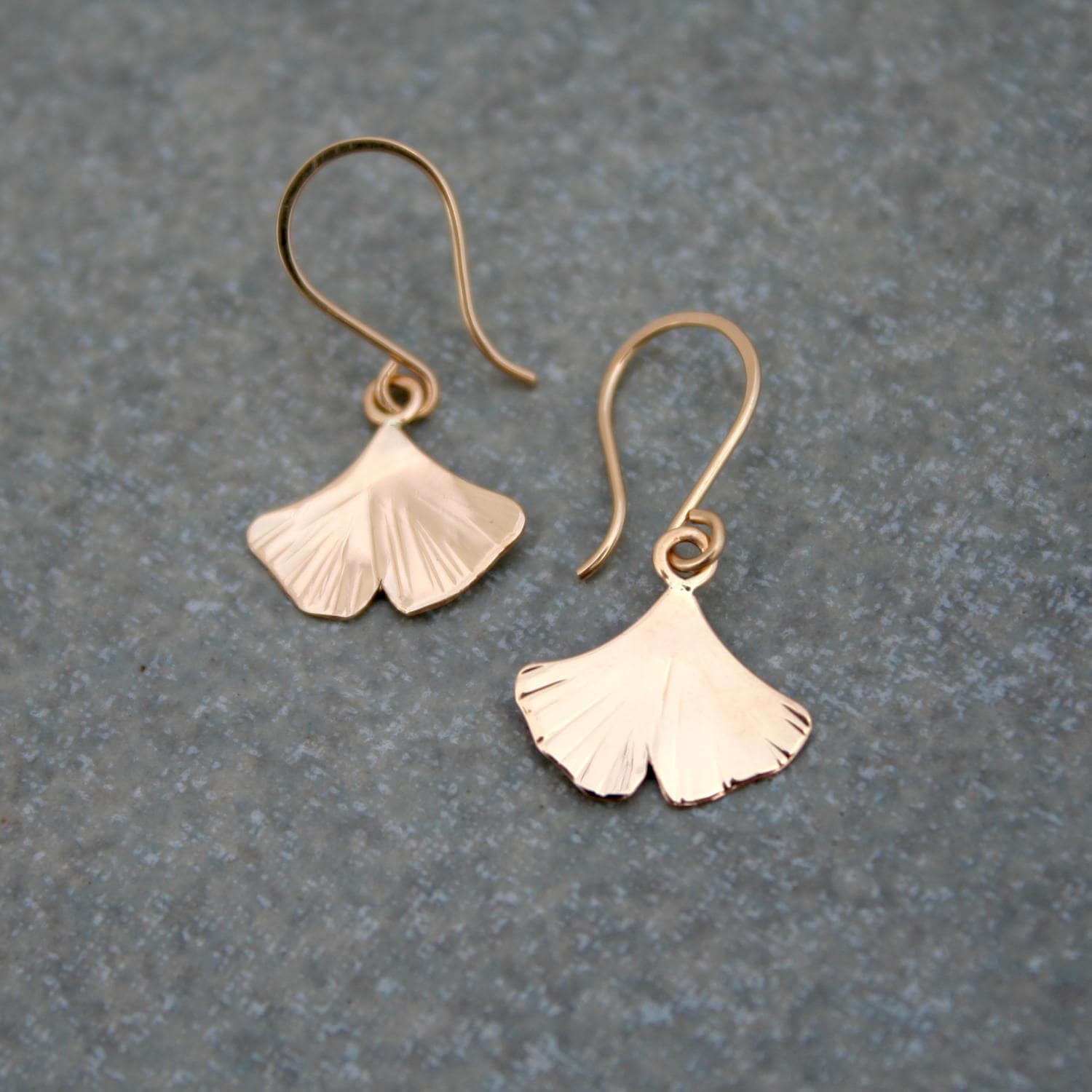 Solide Goldene Ginkgoblatt Ohrringe, Zierliche 14K Goldblatt Ohrhänger, Handgemachter Ginkgo Schmuck, Rachel Wilder Handmade Schmuck von rachelwilder