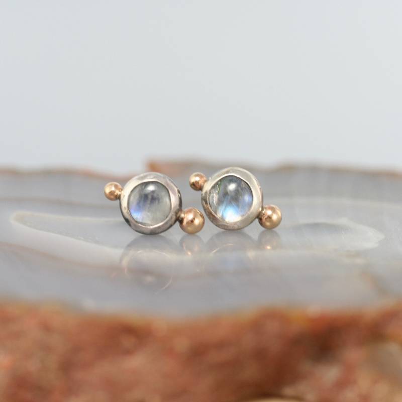 Winzige Mondstein Ohrstecker, Cabochon Ohrringe, Ohrringe Aus Silber Und Gold, Gemischte Metallohrringe, Rachel Wilder Handmade Jewelry von rachelwilder