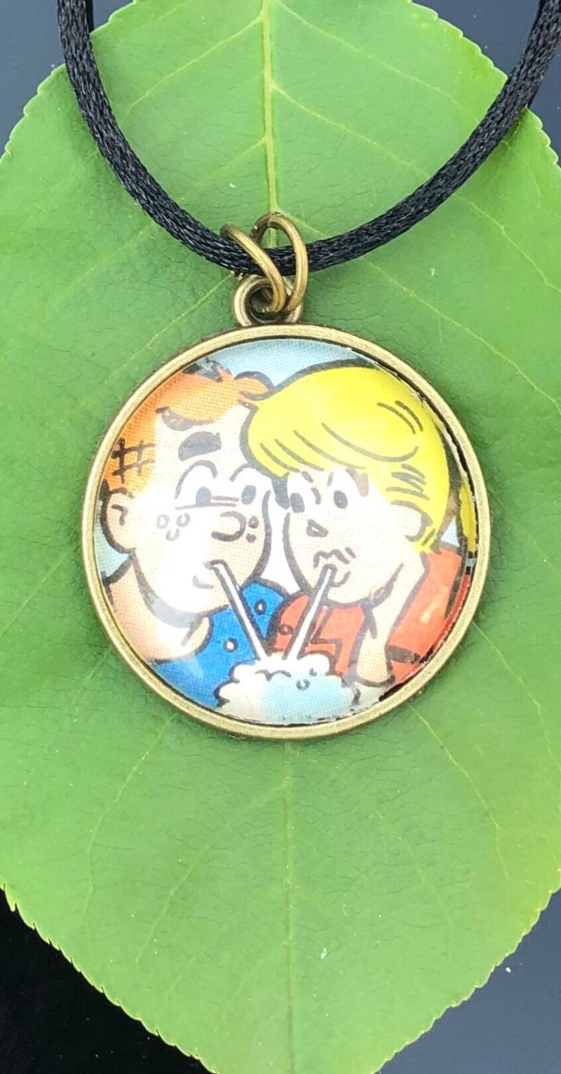 Bronze Anhänger An Schwarzer Kordel // Archie Comic Halskette Betty Und Teilen Sich Einen Milchshake von rachiedaze