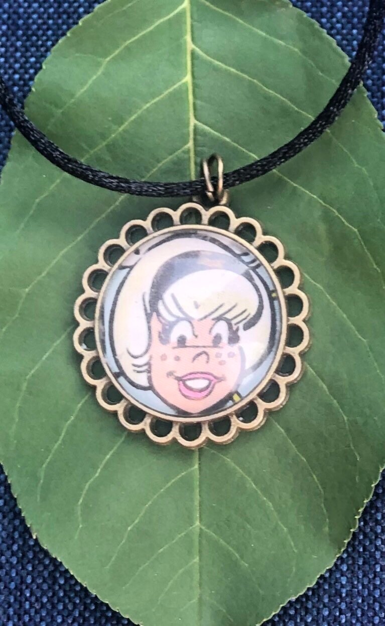 Geriffelter Broze Anhänger An Schwarzer Kordel // Archie Comic Halskette Portrait Von Sabrina Der Teenagerhexe von rachiedaze