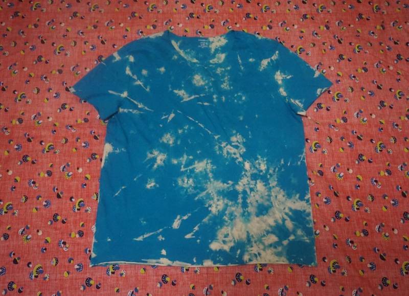 Hellblau-Weiß Gebatiktes Unisex T-Shirt // Large Kleidung von rachiedaze