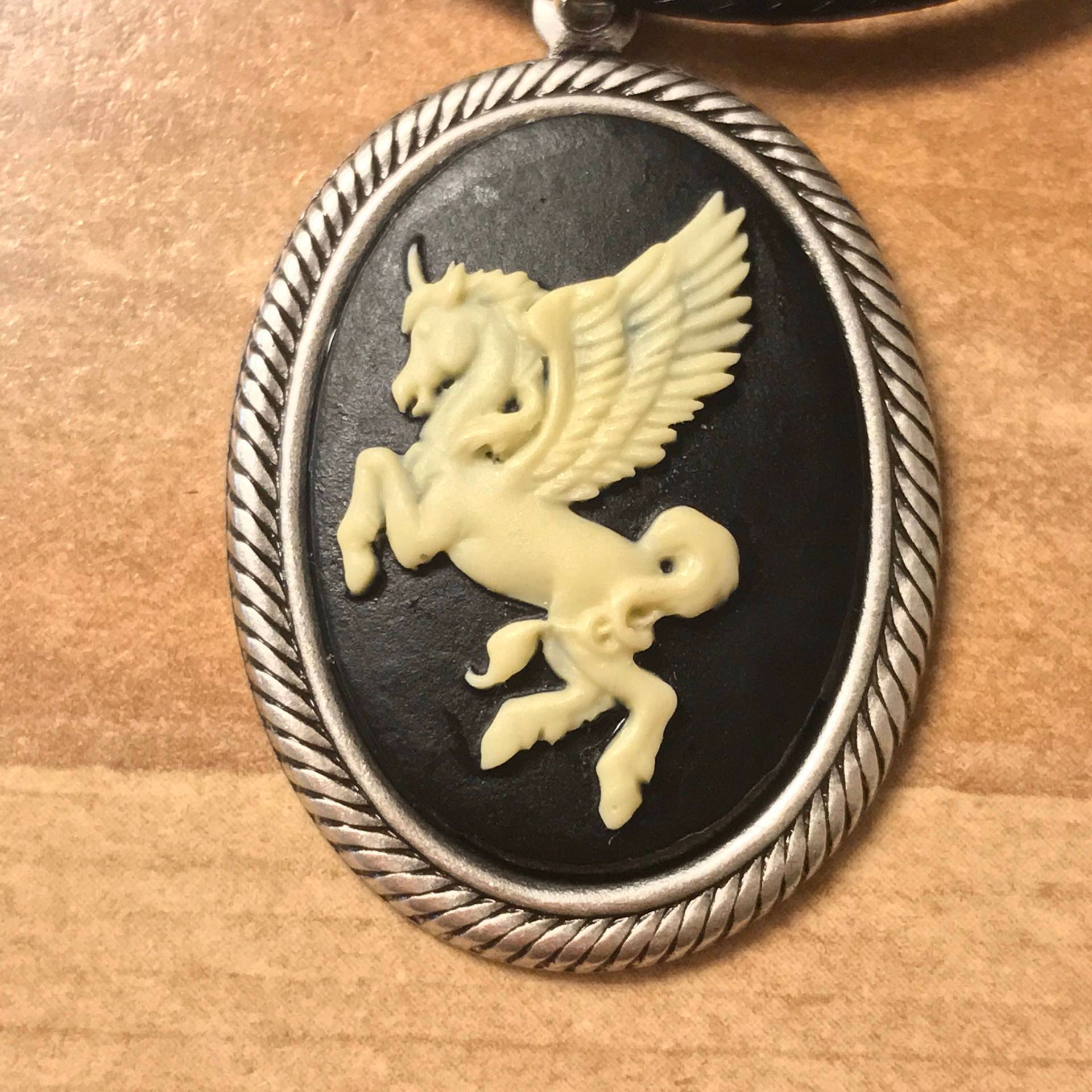 Cameo Anhänger-Rose Cameo-Kolibri Cameo-Einhorn Cameo-Silber Halskette-Schwarz Cord-Antique Cameo-Antique Anhänger Cameo Anhänger-Rose Cameo-Kolibri Cameo-Einhorn Cameo-Silber Halskette-Schwarz Cord-Antique Cameo-Antique Anhänger von radigund