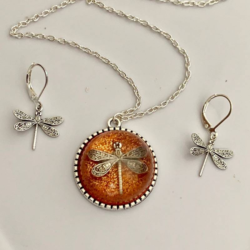 Libelle in Bernsteinkette Outlander Inspirierter Resin Anhänger von radigund