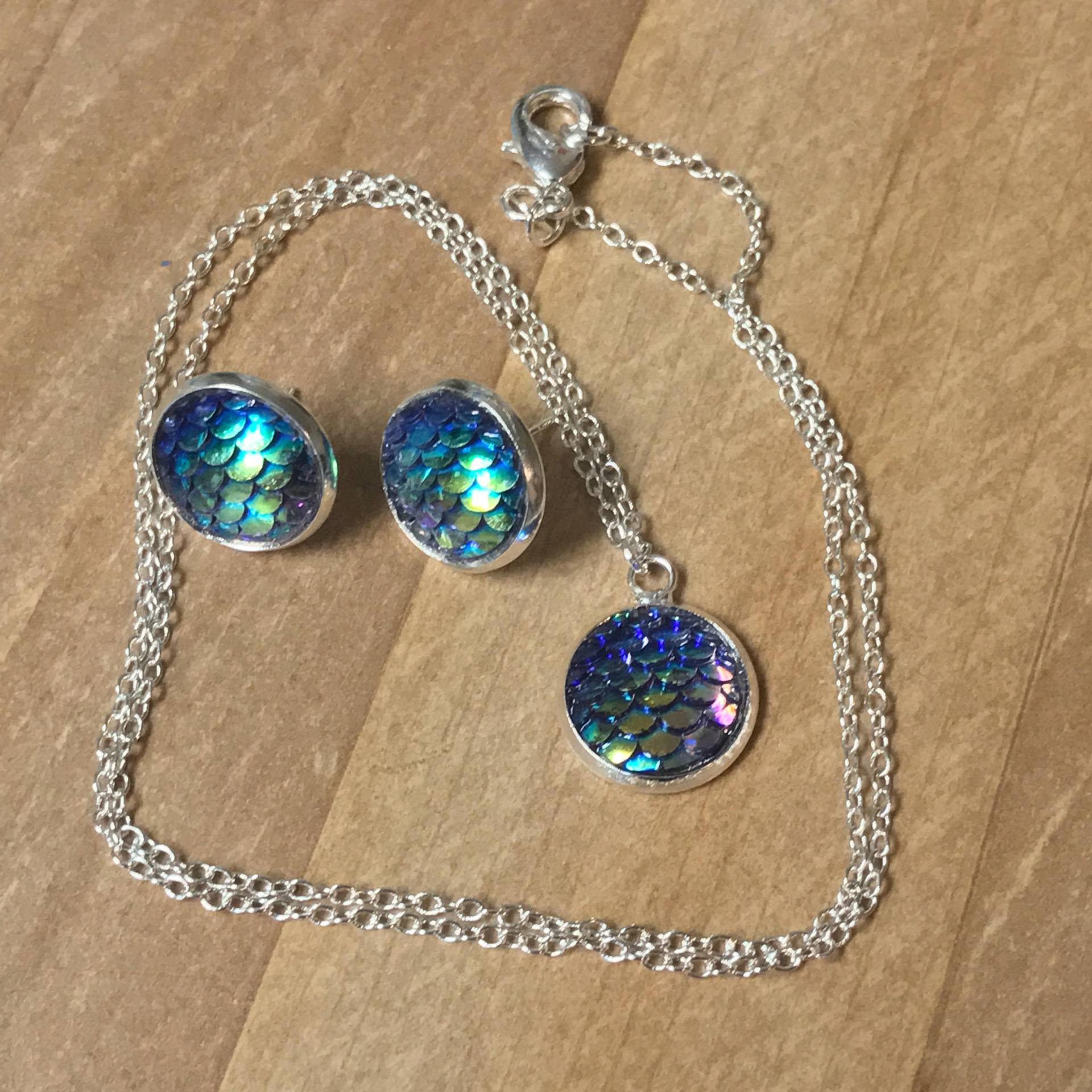 Meerjungfrau Schmuck-Set-Meerjungfrau Ohrringe-Meerjungfrau Halskette-Silber Überzogene Ohrringe-Meerjungfrau-Skala-Lila Schmuck-Grün Schmuck Meerjungfrau Schmuck-Set-Meerjungfrau Ohrringe-Meerjungfrau Halskette-Silber Überzogene Ohrringe-Meerjungfrau-Skala-Lila Schmuck-Grün Schmuck von radigund