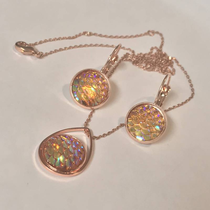 Rose Gold Mermaid Schmuck Set Schimmernde Resin Halskette & Ohrringe von radigund