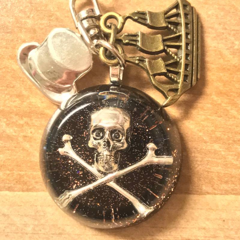 Skull & Crossbones Piraten Anhänger Resin Schlüsselbund Oder Halskette von radigund