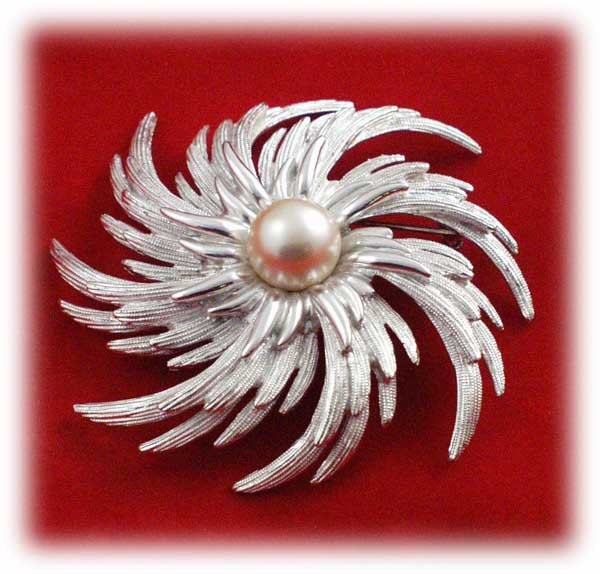 Jahrgang Sarah Coventry Silvertone Nadelrad Faux Perlen Brosche Pin Sekt Jahrgang Sarah Coventry Silvertone Nadelrad Faux Perlen Brosche Pin Sekt von radishka