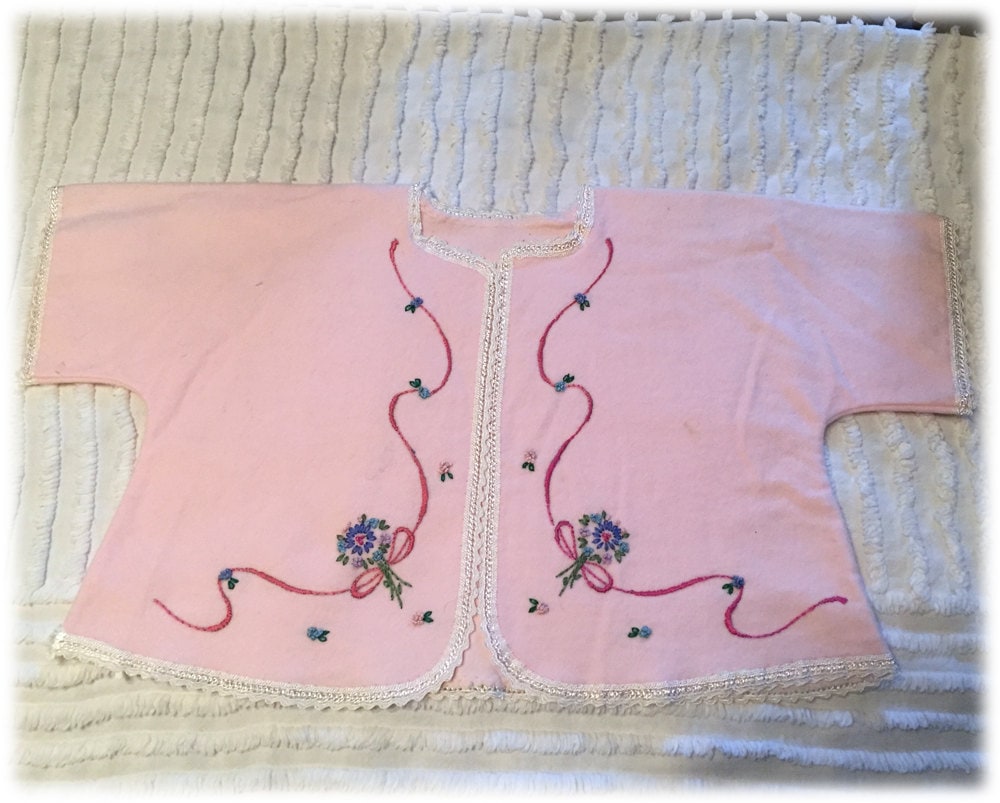 Süße Rosa Baby Jacke, Hand Bestickt, Weicher Flanell, Vintage Sacque Jacke Süße Rosa Baby Jacke, Hand Bestickt, Weicher Flanell, Vintage Sacque Jacke von radishka