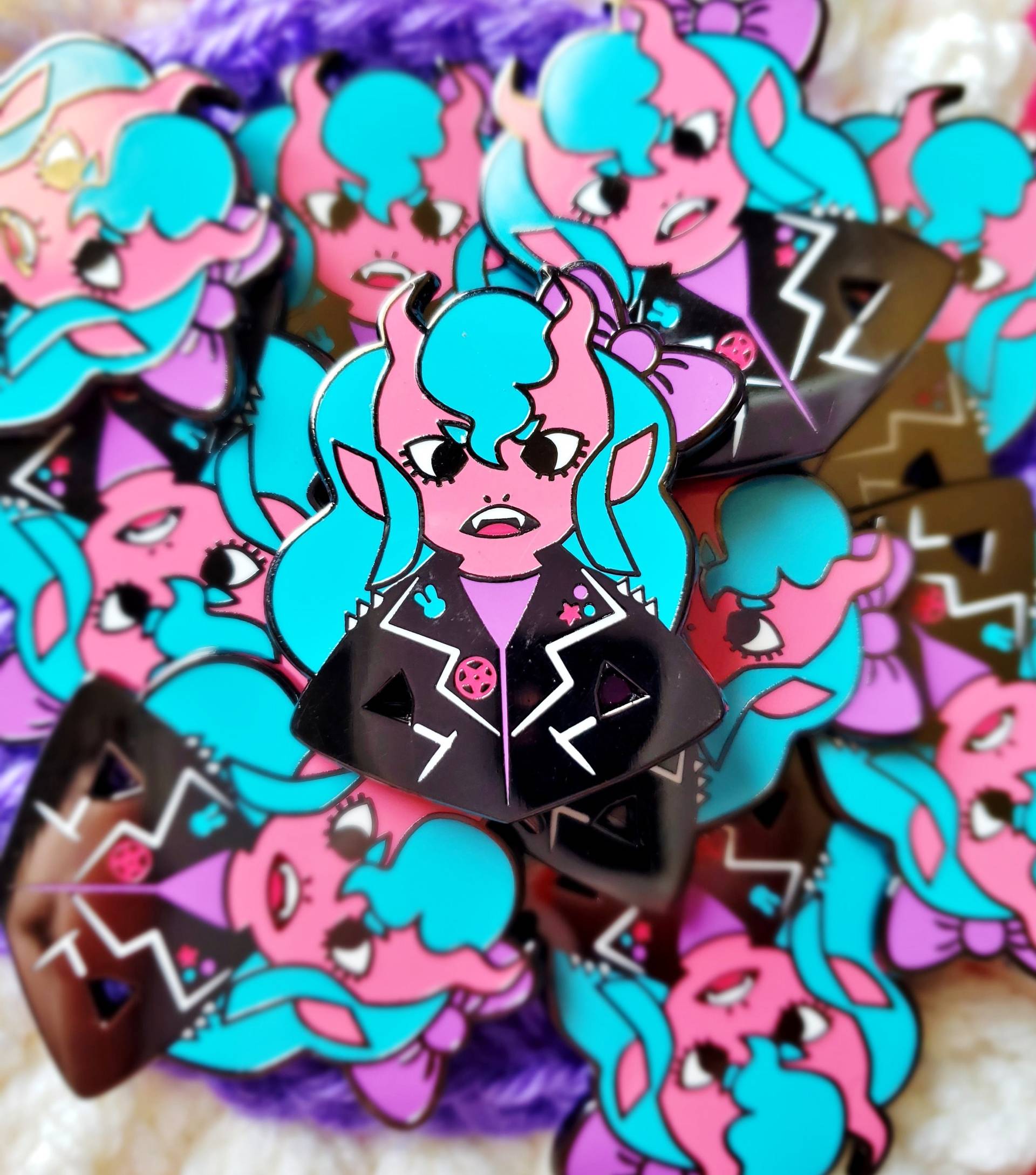 Pastell Punk Hard Enamel Pin | Rosa Dämon Anstecknadel Tiefling Hut Pastell Punk Hard Enamel Pin | Rosa Dämon Anstecknadel Tiefling Hut von radtastical