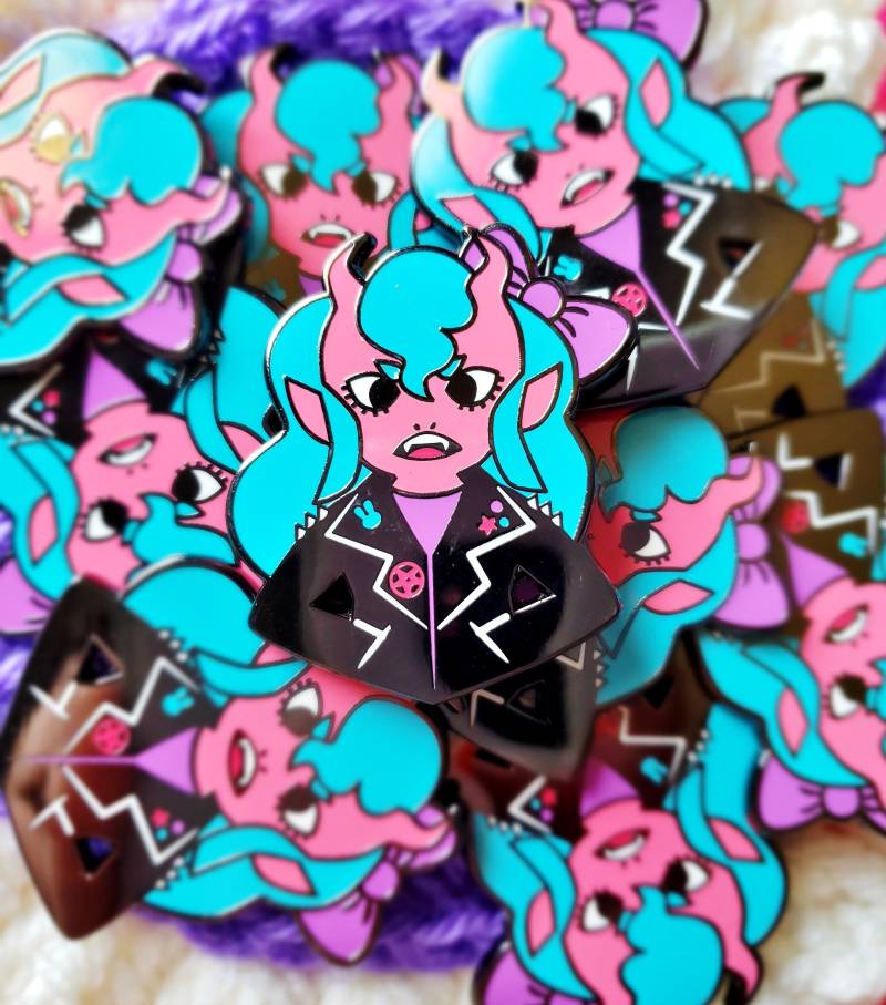 Pastell Punk Hard Enamel Pin | Rosa Dämon Anstecknadel Tiefling Hut Pastell Punk Hard Enamel Pin | Rosa Dämon Anstecknadel Tiefling Hut von radtastical