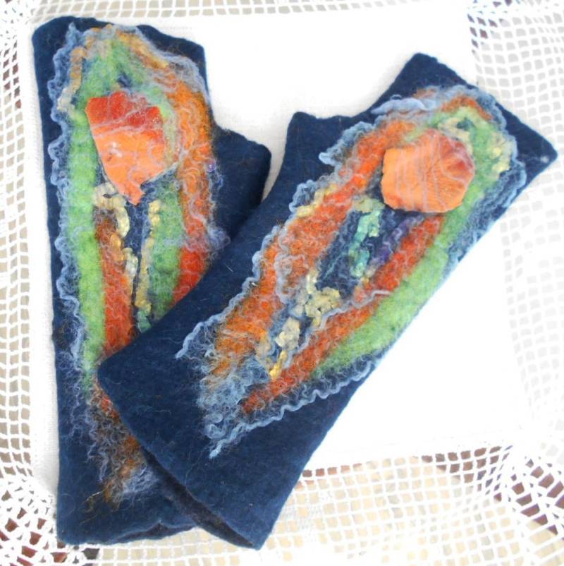 Gefilzte Armstulpen, Handgefilzte Fingerlose Handschuhe, Gefilzte Dunkelblaue, Grüne Und Orange Handschuhe von radugafelt
