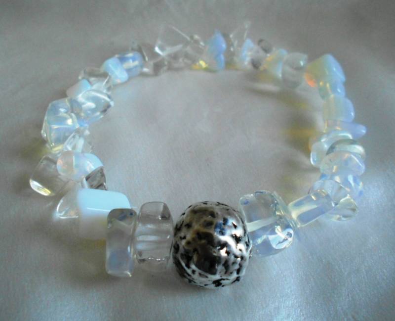 Handgefertigtes Armband Aus Mondstein Mit Silberperlen | Strapazierfähiges Silikon, Doppelt Elastisch Größenverstellbar von radugafelt