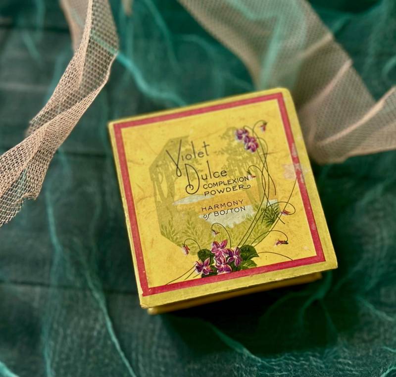 Antique Violet Dulce Harmony Teint Powder Box Mit Puder | G-P von raggedrustyvintage