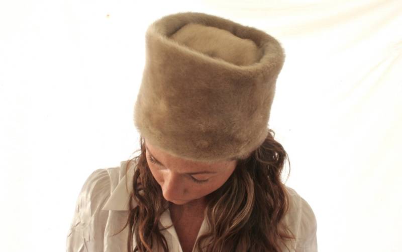 Vintage Kunstpelz Hut Styled By Genni New York, Beige Unisex Design Vintage Kunstpelz Hut Styled By Genni New York, Beige Unisex Design von raggedrustyvintage