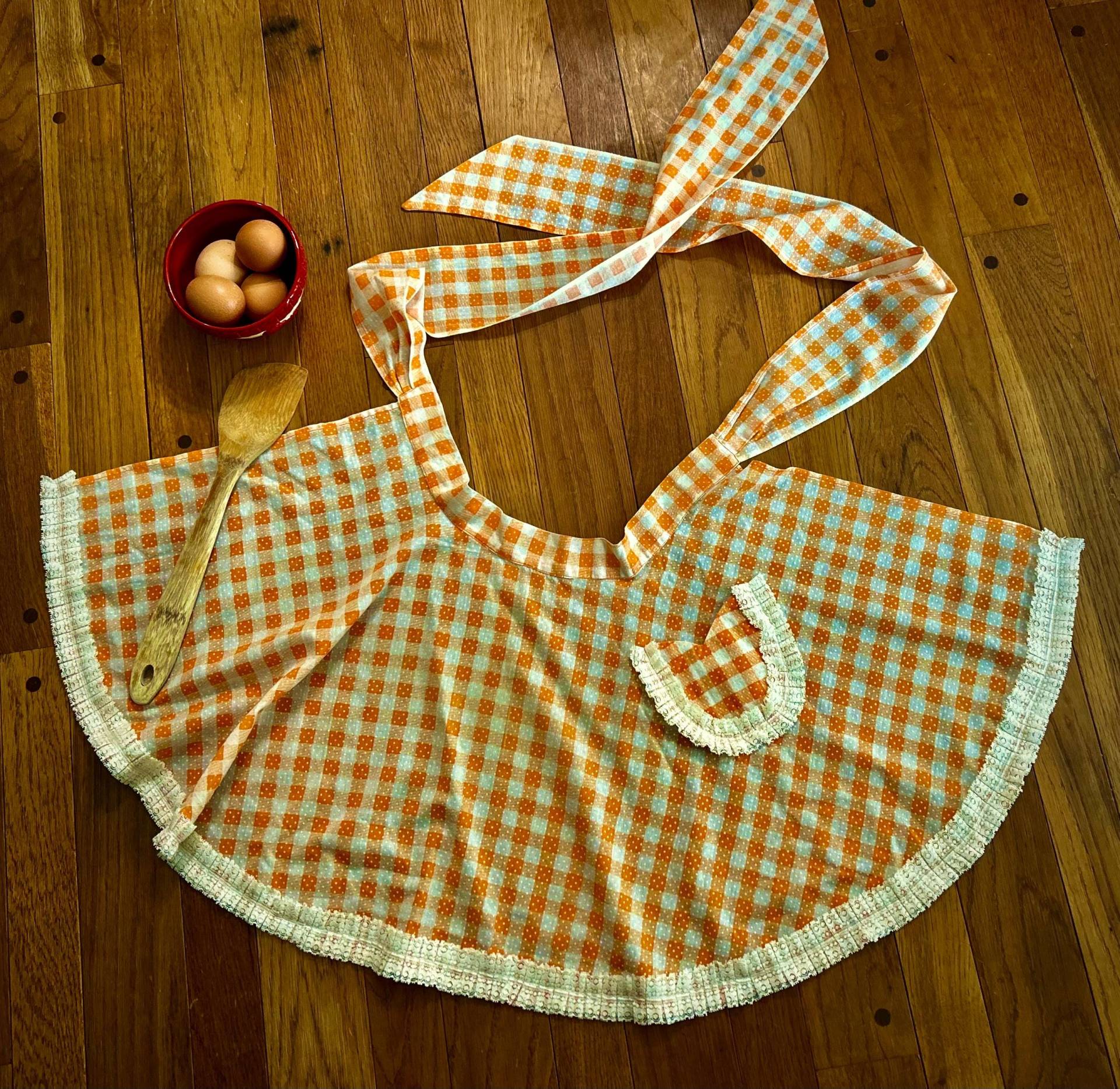 Vintage Orange Vichy Karo Halbschürze Gepunktetes Schweizer Spitzenband, Mid-Century Retro Vintage Orange Vichy Karo Halbschürze Gepunktetes Schweizer Spitzenband, Mid-Century Retro von raggedrustyvintage