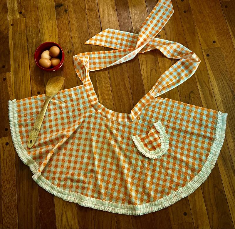 Vintage Orange Vichy Karo Halbschürze Gepunktetes Schweizer Spitzenband, Mid-Century Retro von raggedrustyvintage