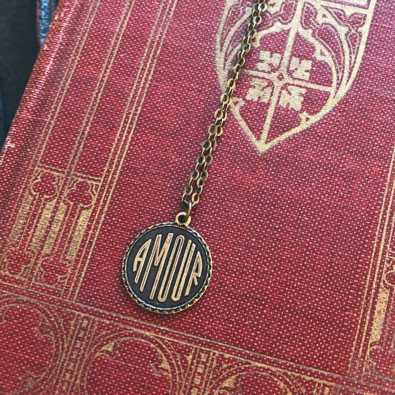 Amour Französisch Liebe Moderne Vintage Anhänger Charm Halskette Aus Antikem Messing von ragtrader